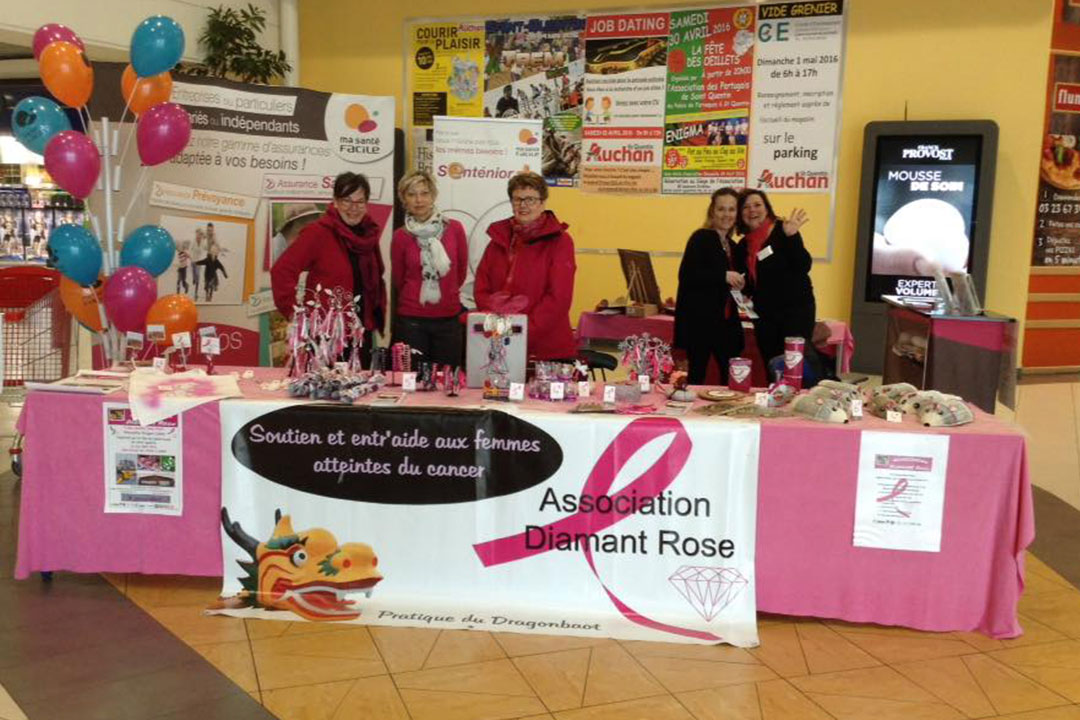 Diamant Rose présentent un stand au Auchan pour Octobre Rose