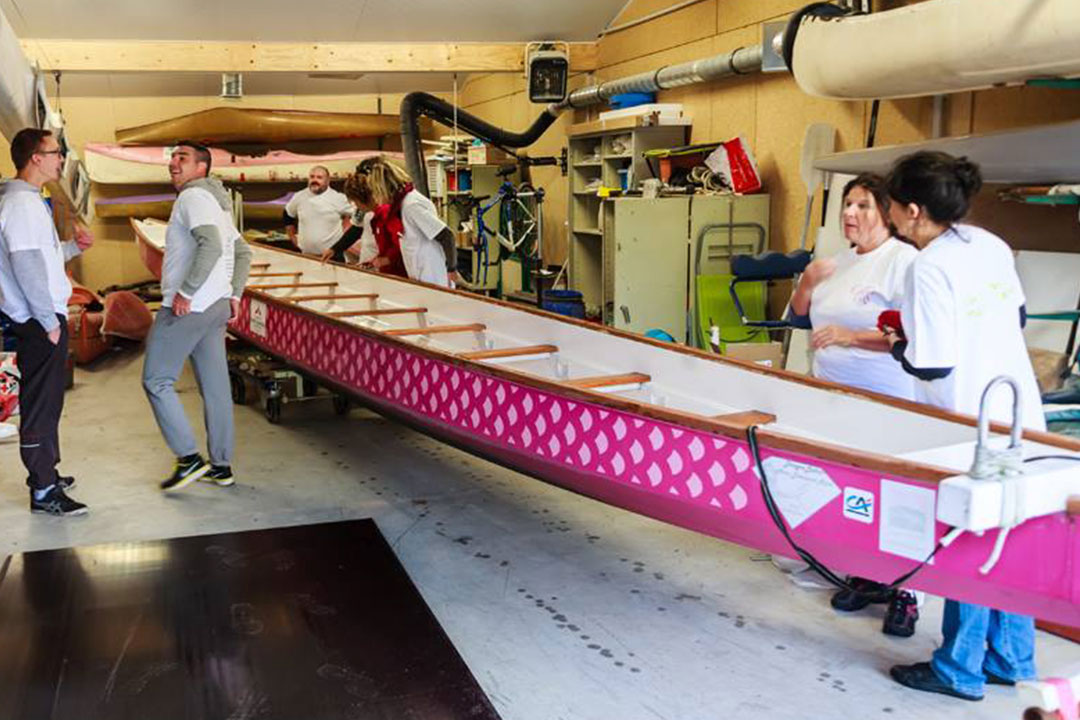 Le Dragon Boat De Diamant Rose Au Hangar