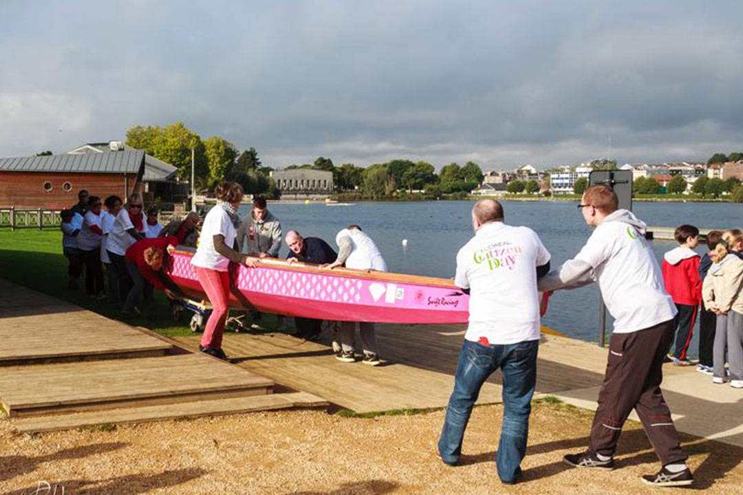 Les Dragon Ladies Portent Le Dragon Boat pour réparations