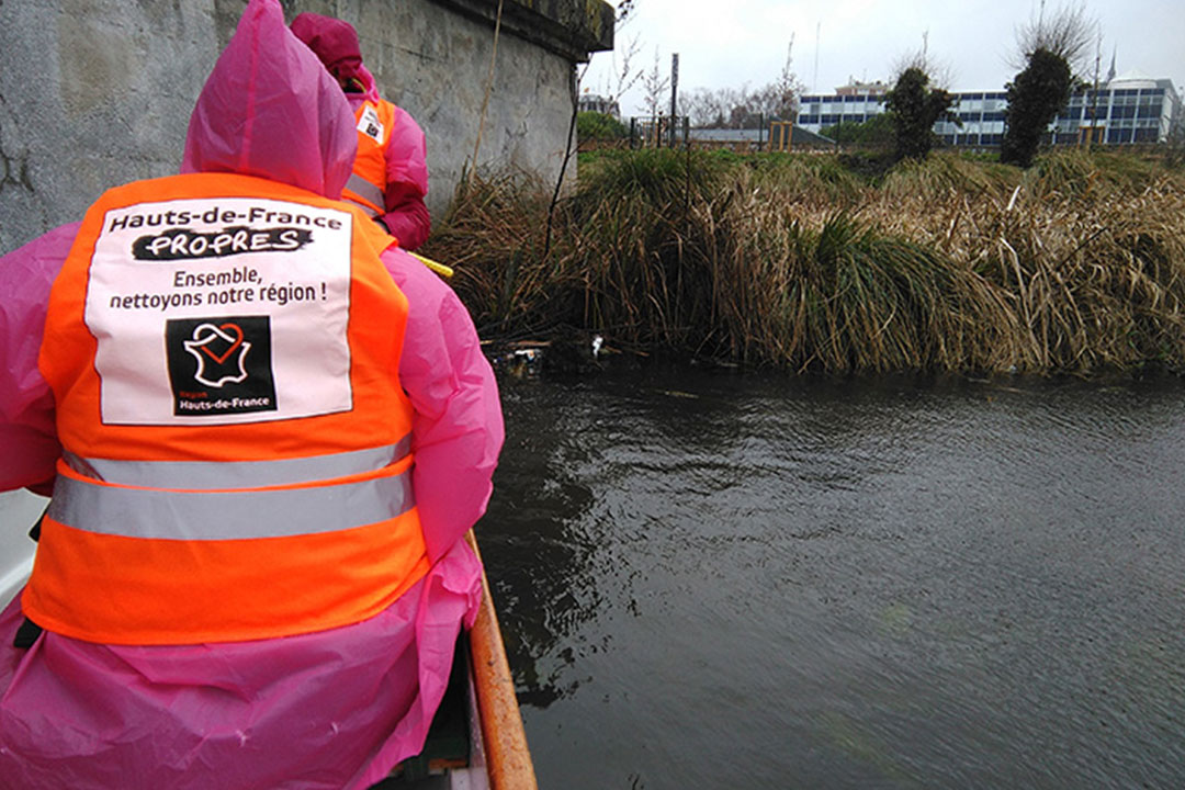 Les Dragon Ladies de Diamant Rose participent au nettoyage du marais d'Isle