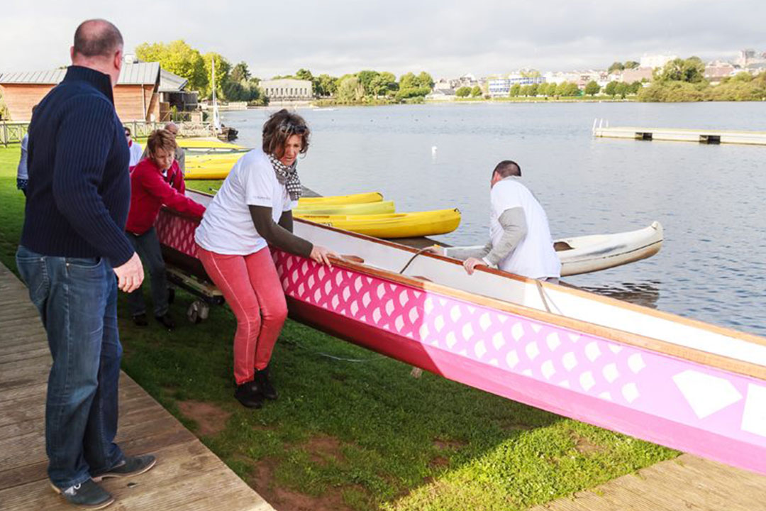 Les Dragon Ladies de Saint-Quentin et un de leur Dragon Dragon Boat
