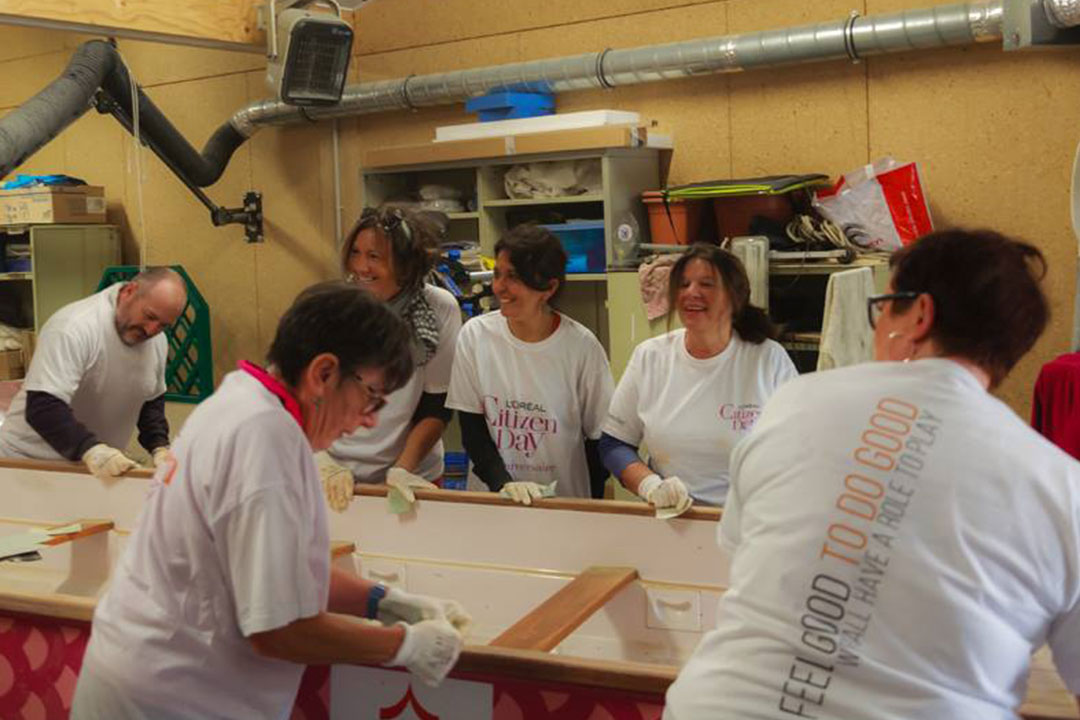 Les Dragon Ladies prennent soin de leur dragon Boat