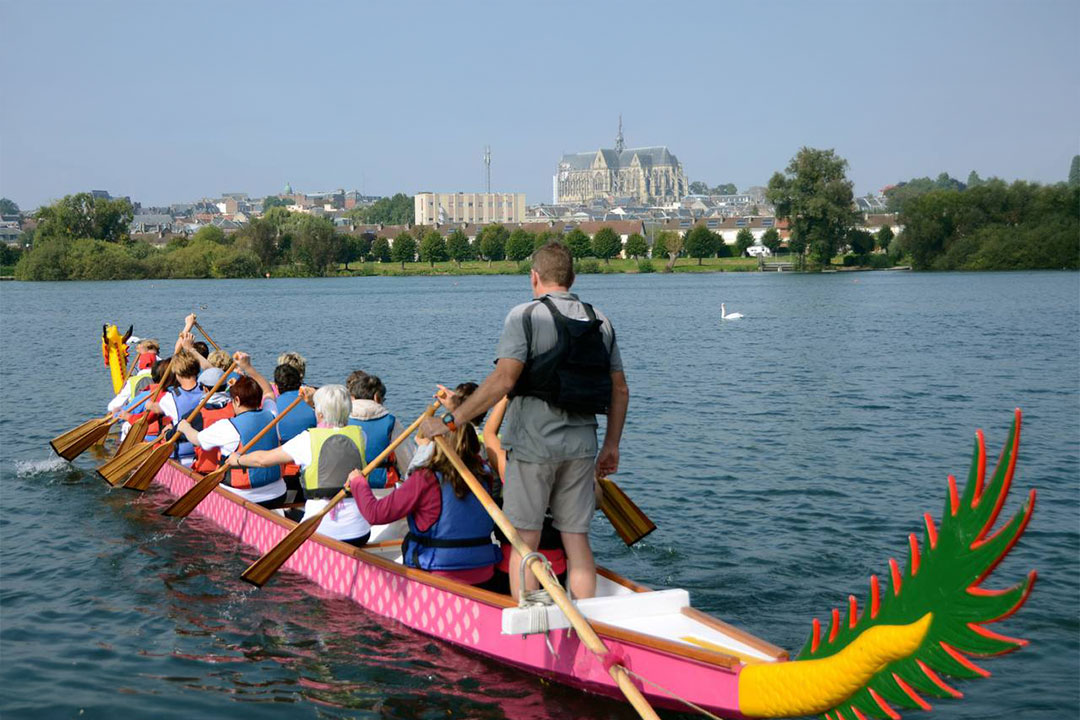 Mise a l'eau du Dragon Boat de Diamant Rose