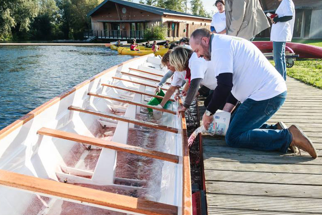 Nettoyage du Dragon Boat pour la journée Citoyenne à St-Quentin