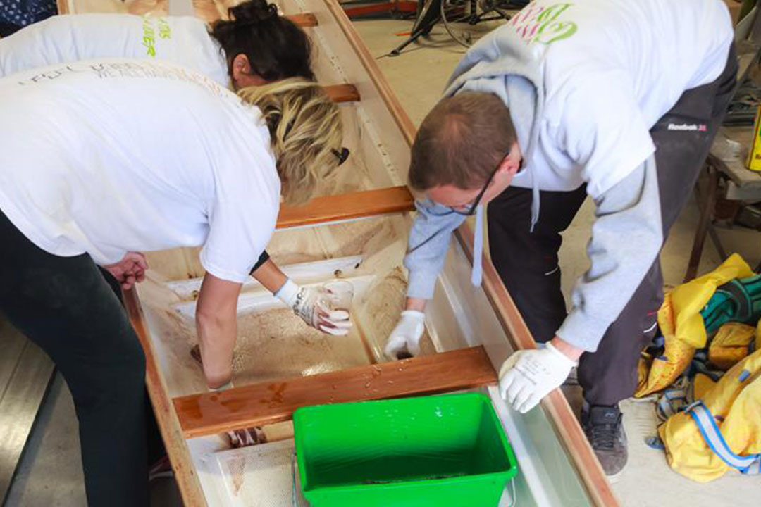 Nettoyage du Dragon Boat pour le Citizen Day