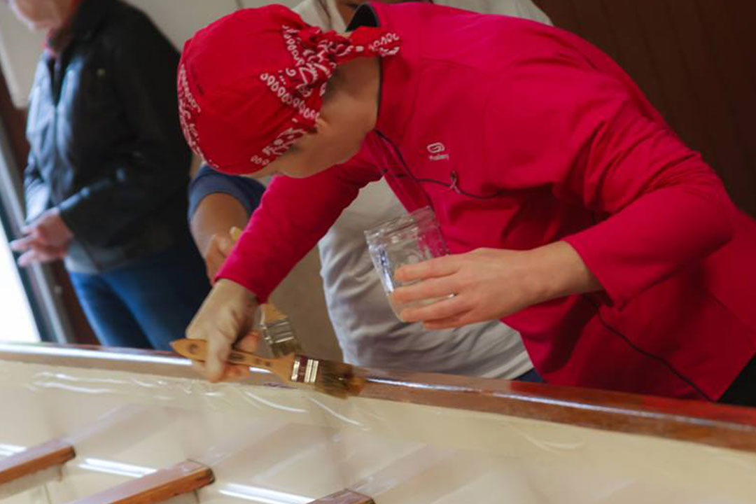 Travail sur le Dragon Boat de Diamant Rose par une ladies