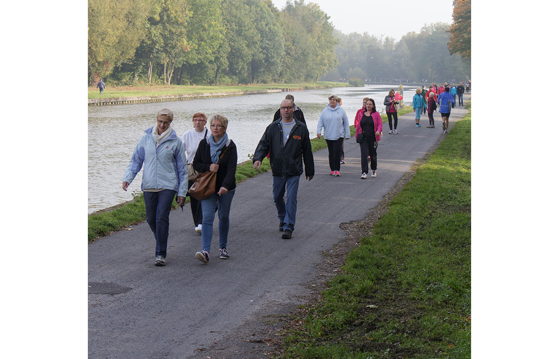 Canal de Saint-Quentin Marche pour Octobre Rose avec Diamant Rose