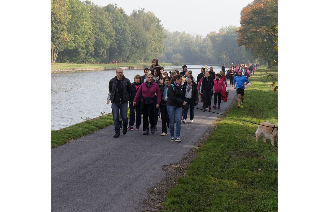 De nombreuses personnes présentes pour la marche d'octobre Rose 2015