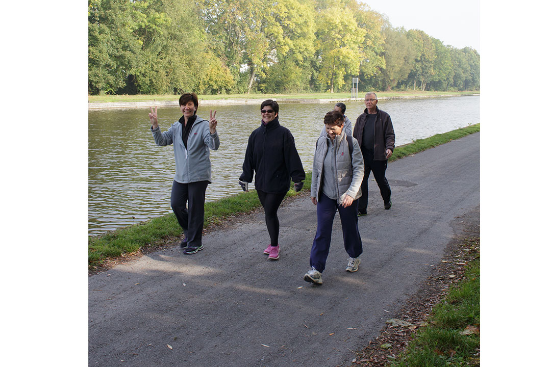 En marche le long du canal de Saint-Quentin-pour Octobre Rose en 2015