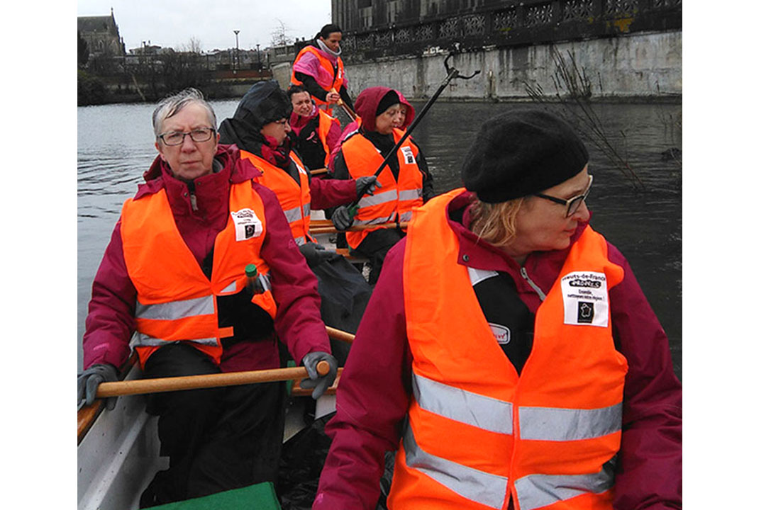 Les Dragon Ladies nettoient le marais du parc d'Isle