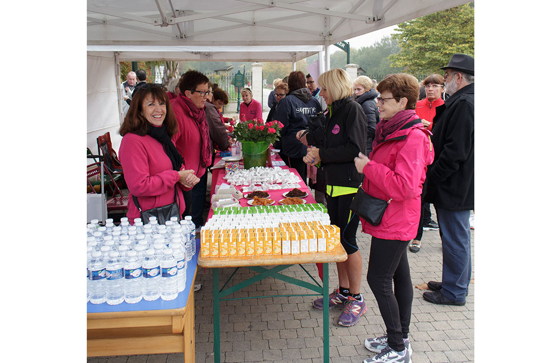 Les Ladies au centre de ravitaillement pour la marche octobre rose 2015