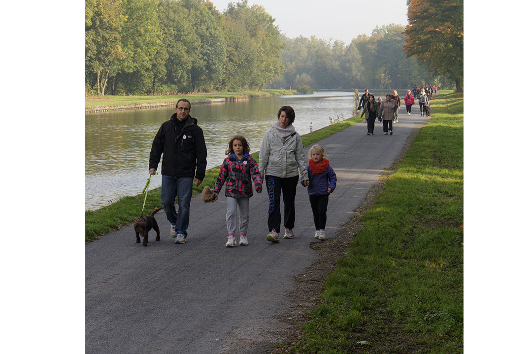 Marche Rose le long du canal de Saint-Quentin en octobre 2015